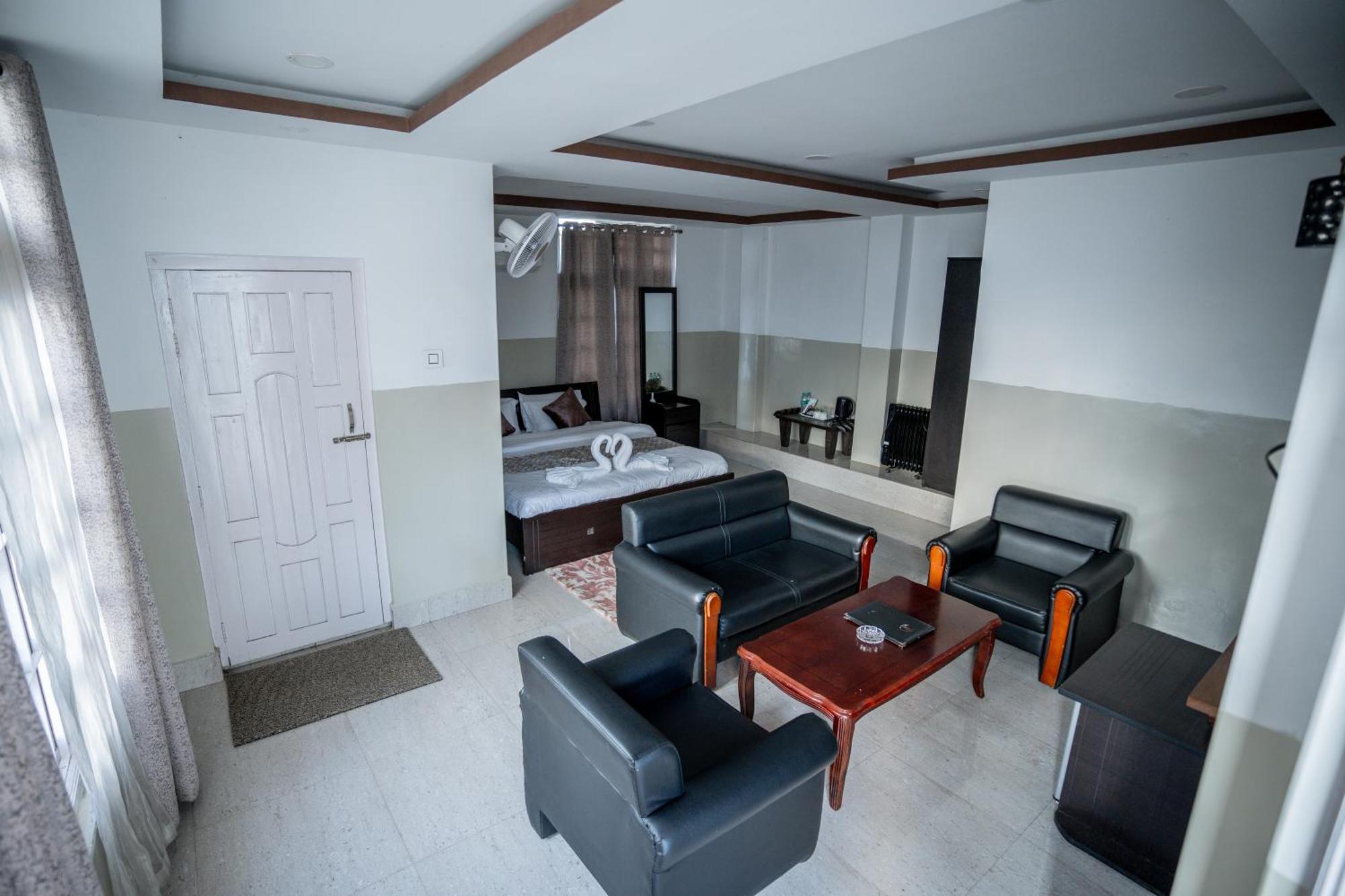 2K Hotel Kohima Luaran gambar